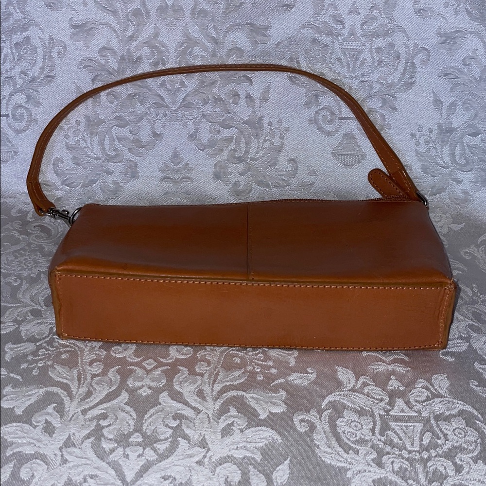 Chic Brown Leather Shoulder Bag - Picture 2 of 3